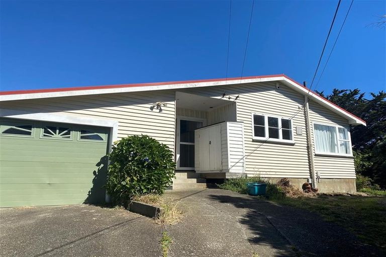 Photo of property in 19 Pinkerton Grove, Newlands, Wellington, 6037