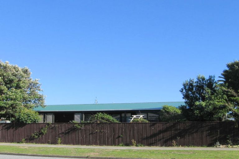 Photo of property in 4 Reeves Street, Waikanae Beach, Waikanae, 5036