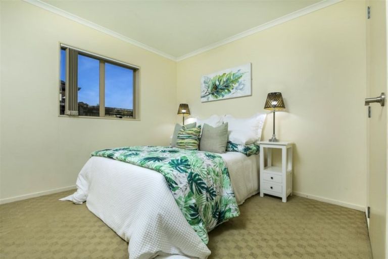 Photo of property in 1 Burton's Drive, Swanson, Auckland, 0614