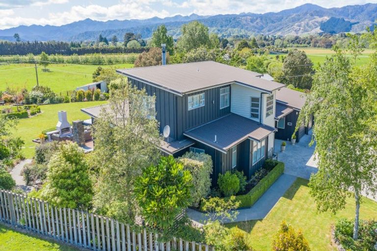 Photo of property in 205 Muhunoa Road East, Ohau, Levin, 5570