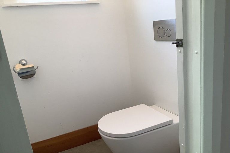 Photo of property in 3 Singers Road, Korokoro, Lower Hutt, 5012