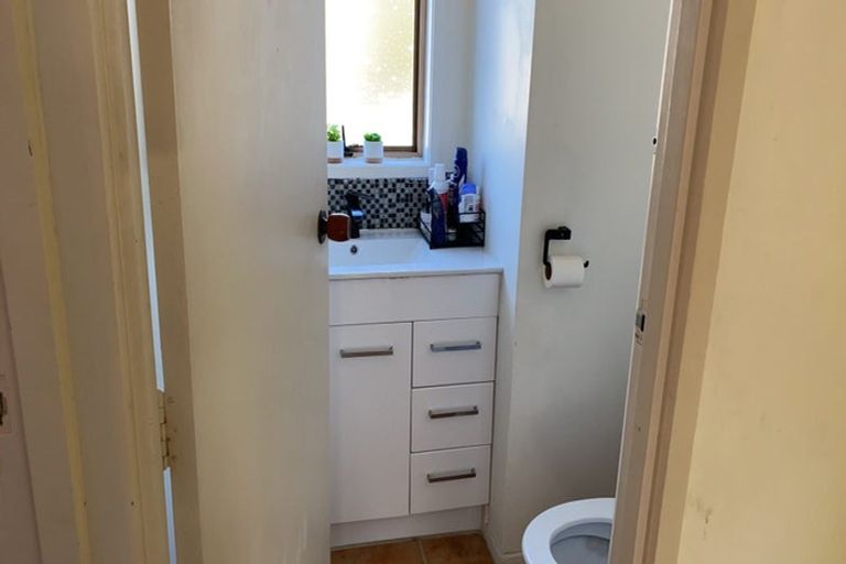 Photo of property in 1/12 Sunnyside Road, Sunnyvale, Auckland, 0612