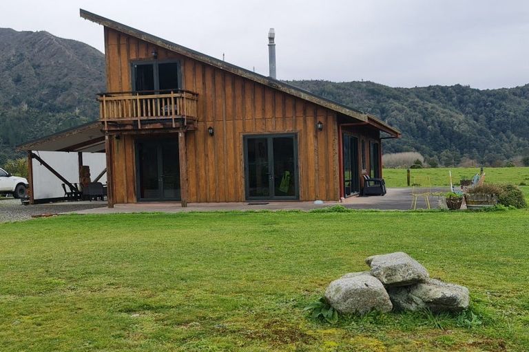 Photo of property in 72 Hotham Street, Murchison, 7007