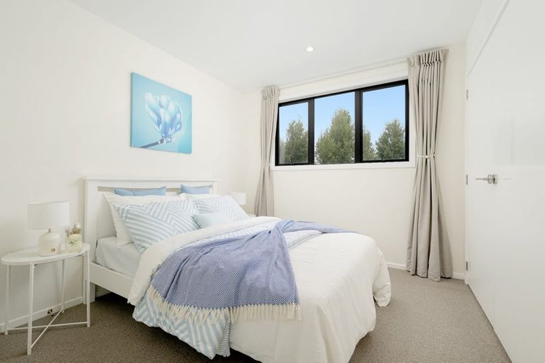 Photo of property in 22 Tokai Place, Glen Eden, 0602