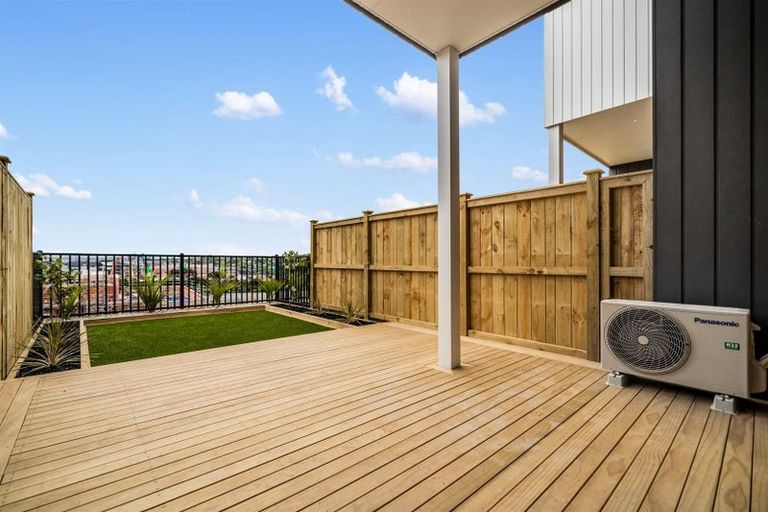 Photo of property in 14 Heketara Way, Massey, Auckland, 0614