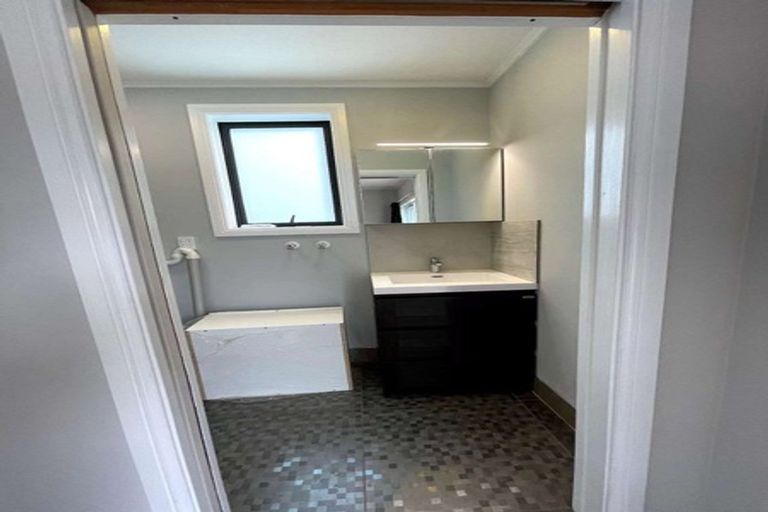 Photo of property in 21 Queen Mary Avenue, New Lynn, Auckland, 0600