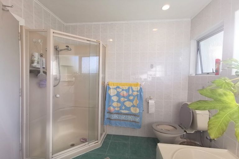 Photo of property in 44 Royal View Road, Te Atatu South, Auckland, 0610