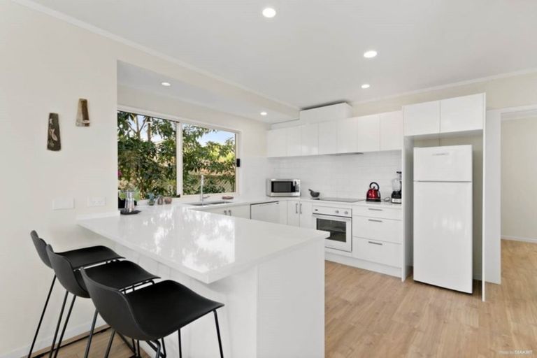 Photo of property in 27 Mcmillan Place, Mellons Bay, Auckland, 2014