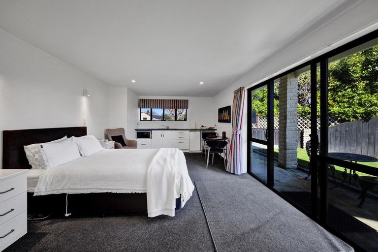 Photo of property in 14 Sequoia Grove, Merrilands, New Plymouth, 4312