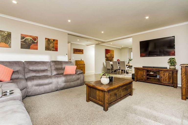 Photo of property in 724a East Coast Road, Pinehill, Auckland, 0632