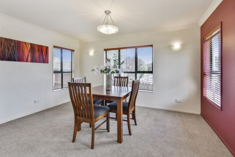 Photo of property in 70 Mt Lebanon Crescent, The Gardens, Auckland, 2105