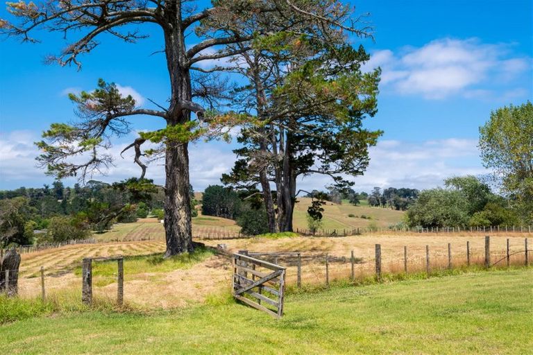 Photo of property in 137 Tawa Road, Kumeu, 0891