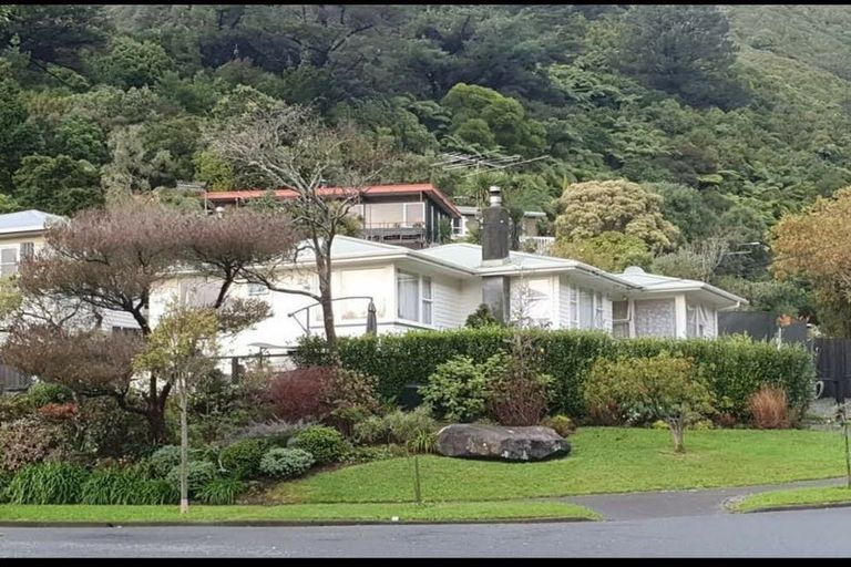 Photo of property in 1 Holmes Grove, Naenae, Lower Hutt, 5011