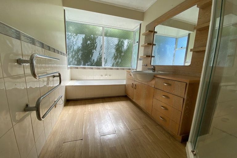 Photo of property in 42 Divich Avenue, Te Atatu South, Auckland, 0610