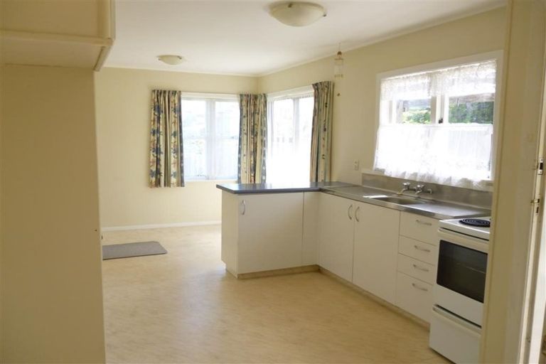 Photo of property in 4 Castaing Crescent, Te Atatu South, Auckland, 0610