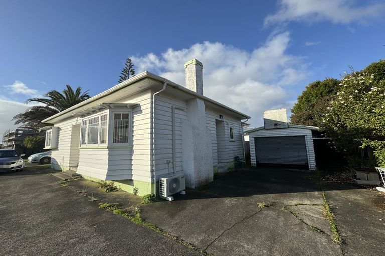 Photo of property in 1/3170 Great North Road, New Lynn, Auckland, 0600