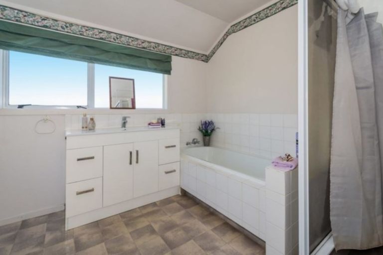 Photo of property in 2/5 Stanley Avenue, Milford, Auckland, 0620