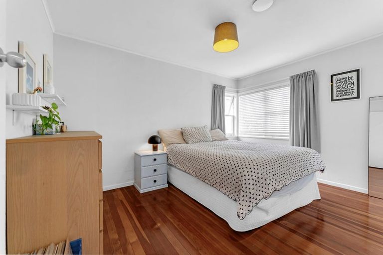 Photo of property in 20 Sylvan Crescent, Te Atatu South, Auckland, 0610