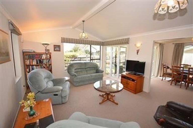 Photo of property in 16 Hastings Street, Waikanae Beach, Waikanae, 5036
