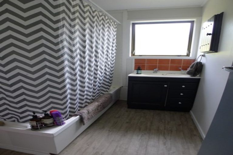 Photo of property in 16 Panzic Place, Glen Eden, Auckland, 0602