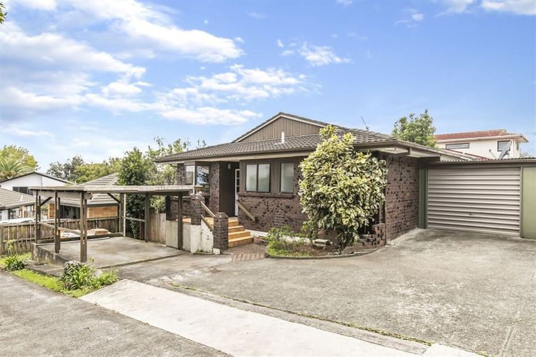 Photo of property in 2/10 Redoubt Road, Goodwood Heights, Auckland, 2105