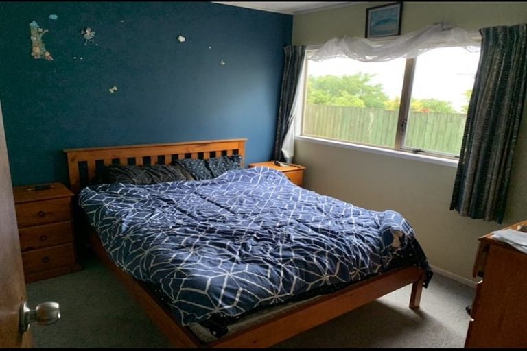 Photo of property in 41 Colchester Crescent, Newlands, Wellington, 6037