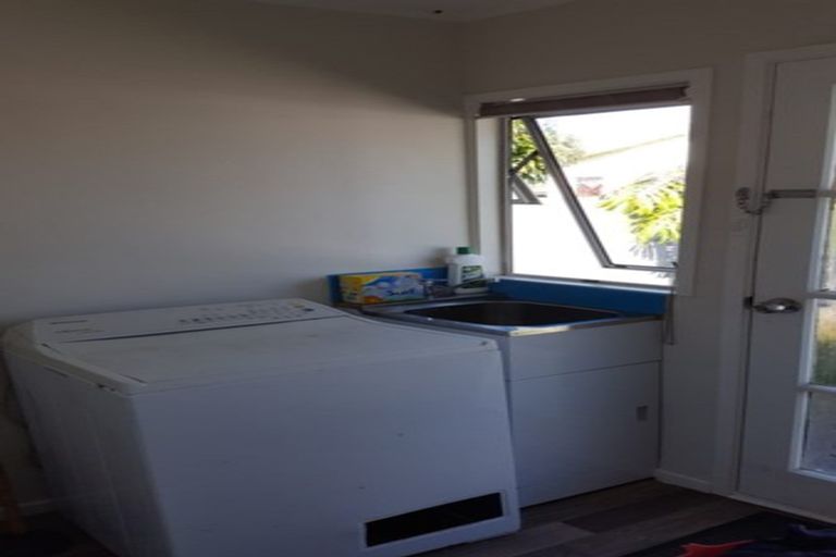 Photo of property in 32 Moncrieff Avenue, Clendon Park, Auckland, 2103