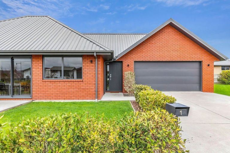 Photo of property in 1 Clifford Close, Leamington, Cambridge, 3432