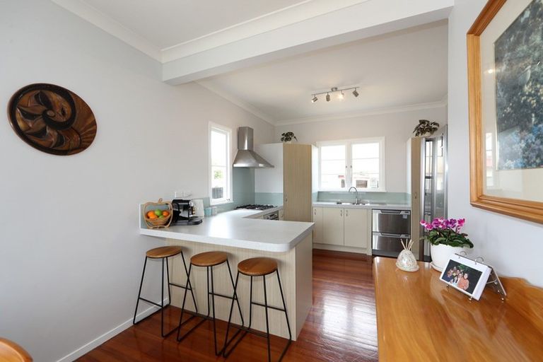 Photo of property in 214 Saint Leonards Avenue, Saint Leonards, Hastings, 4120