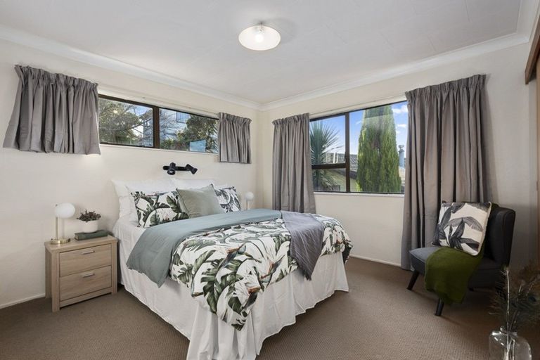 Photo of property in 23 Cheltenham Terrace, Newlands, Wellington, 6037