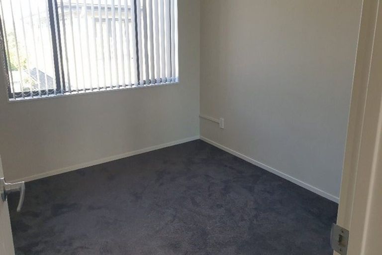 Photo of property in 16 Millcroft Lane, Ranui, Auckland, 0612