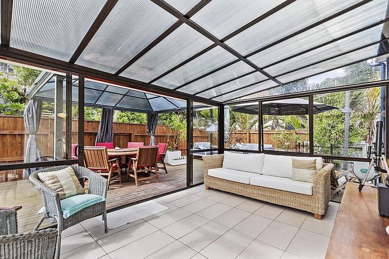 Photo of property in 1/22 Lansdowne Street, Bayswater, Auckland, 0622