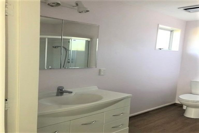 Photo of property in 124 Taylor Terrace, Tawa, Wellington, 5028