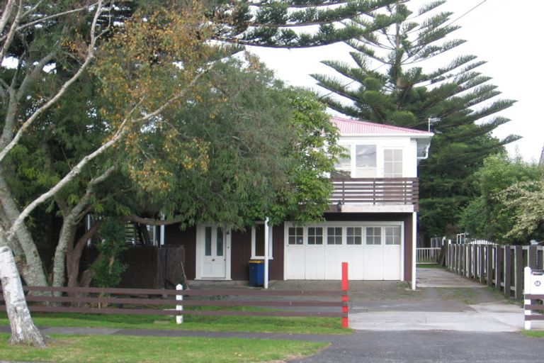 Photo of property in 14 Yeovil Road, Te Atatu Peninsula, Auckland, 0610