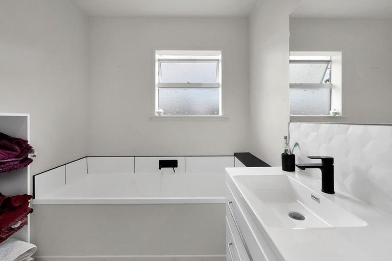 Photo of property in 4 Douglas Street, Hawera, 4610