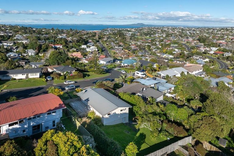 Photo of property in 11 Barker Rise, Northcross, Auckland, 0632