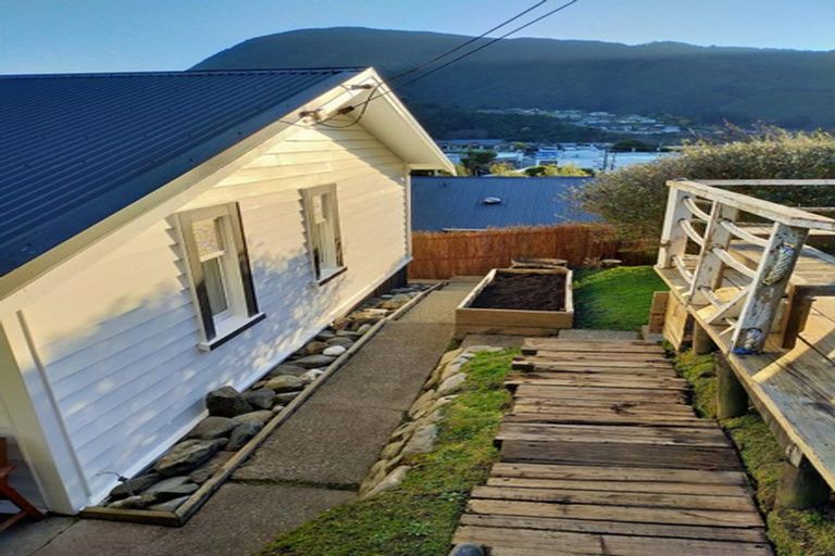 Photo of property in 17a Taranaki Street, Picton, 7220