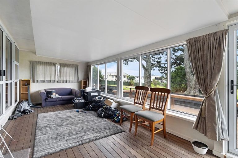Photo of property in 21 Martin Place, Kelston, Auckland, 0602