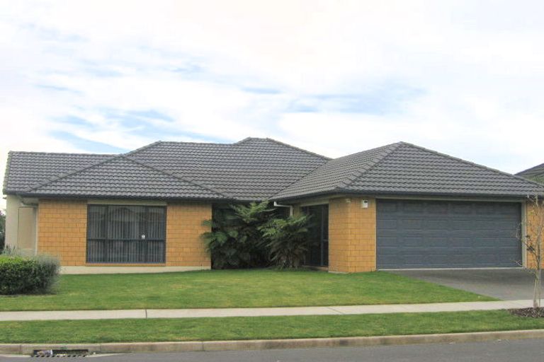 Photo of property in 1 Borthwick Close, Flat Bush, Auckland, 2016