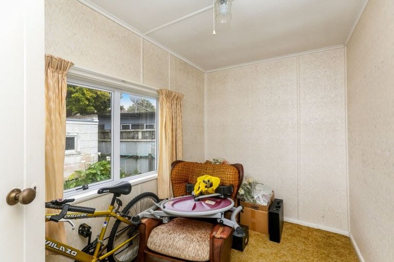 Photo of property in 33 Tarahua Road, Vogeltown, New Plymouth, 4310