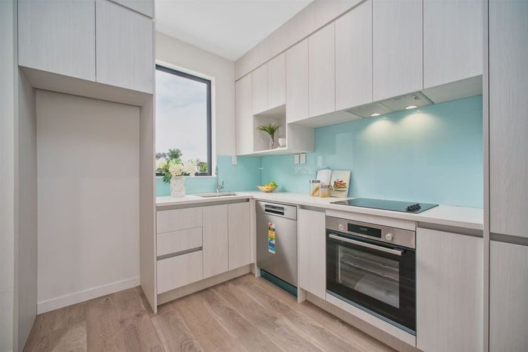 Photo of property in 5d Beach Road, Te Atatu Peninsula, 0610