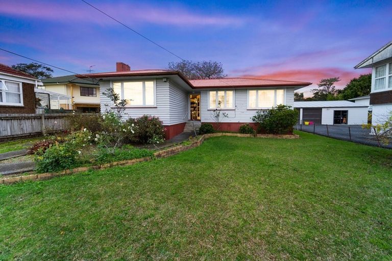 Photo of property in 17 Kuaka Place, New Lynn, Auckland, 0600