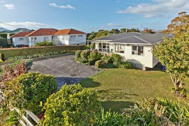 Photo of property in 65 Pupuke Road, Birkenhead, Auckland, 0627