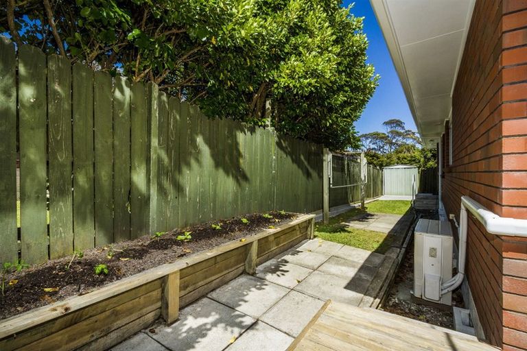 Photo of property in 2/3 Winscombe Street, Belmont, Auckland, 0622