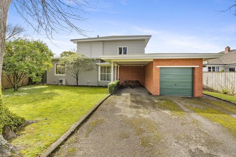 Photo of property in 11 Hughes Avenue, Hokowhitu, Palmerston North, 4410