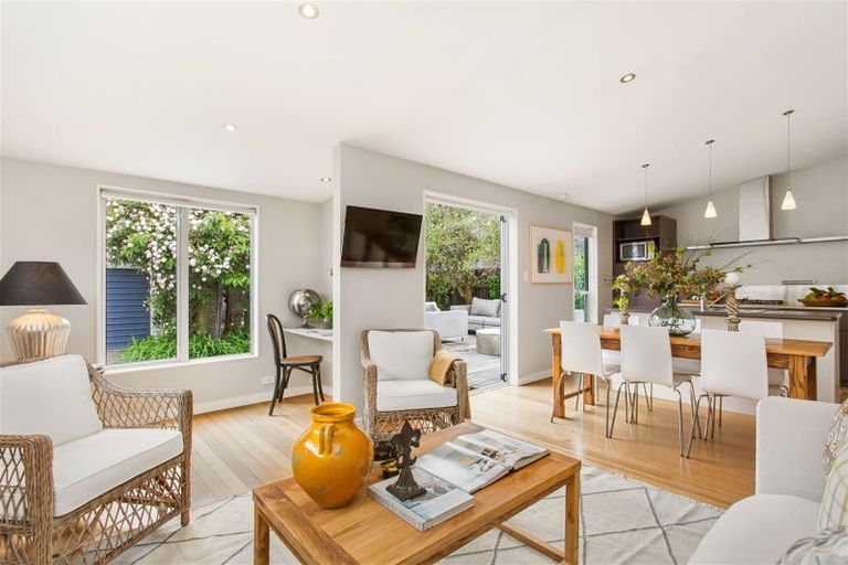 Photo of property in 216 Springfield Road, St Albans, Christchurch, 8014