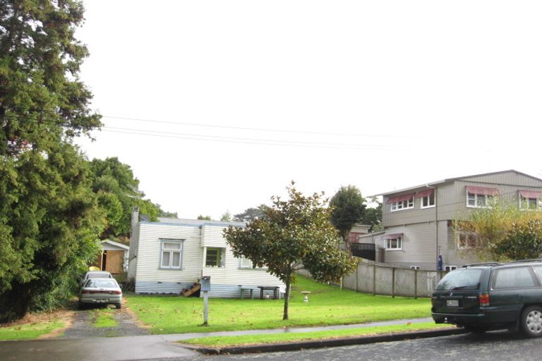 Photo of property in 4 Marine Parade, Mellons Bay, Auckland, 2014