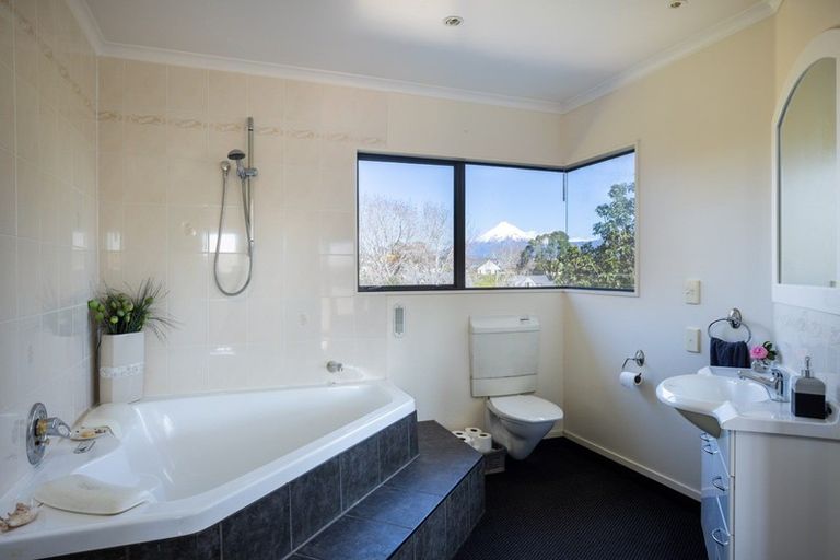 Photo of property in 22 Kinross Drive, Merrilands, New Plymouth, 4312