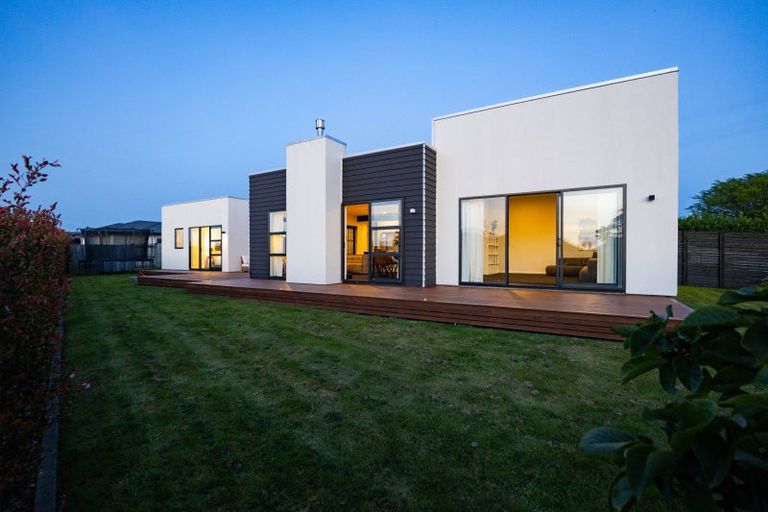 Photo of property in 14 Monaco Grove, Fitzherbert, Palmerston North, 4410