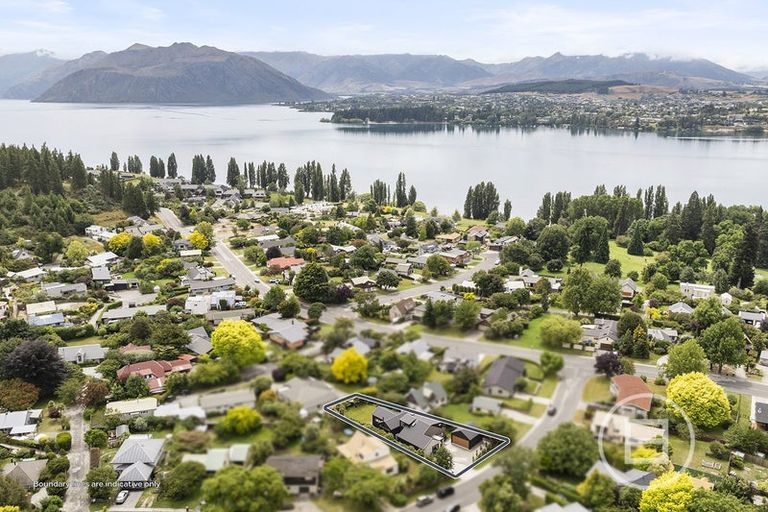 Photo of property in 6 Heuchan Lane, Wanaka, 9305